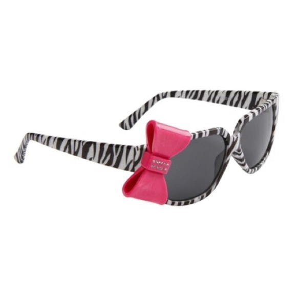 Two for 30 bowtie sunglasses comes with hard case - Picture 3 of 6